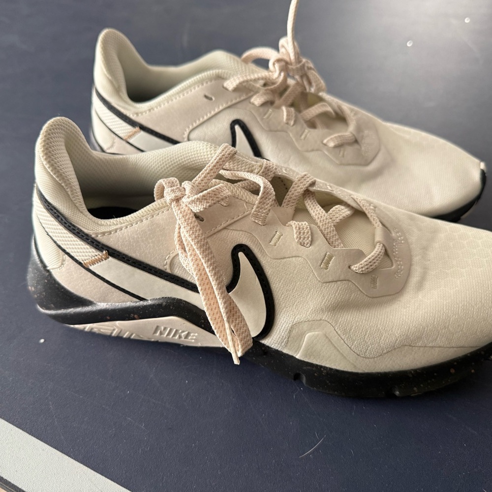 NWOT Nike Women's Cream and Black Low-Top Sneakers with Speckled Sole